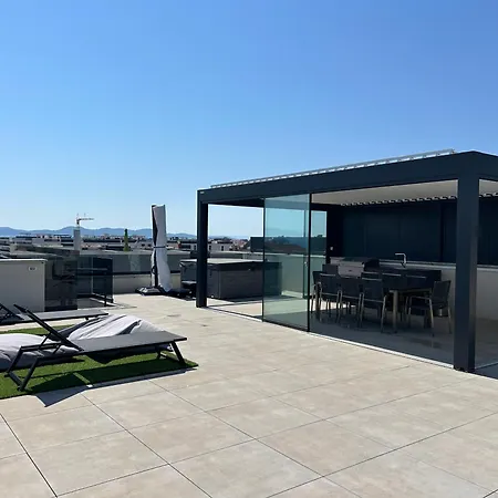 Fux Luxury Rooftop Terrace Jacuzzi & Bbq Apartmán