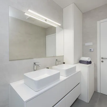 Fux Luxury Rooftop Terrace Jacuzzi & Bbq