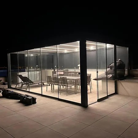 Fux Luxury Rooftop Terrace Jacuzzi & Bbq 아파트 *